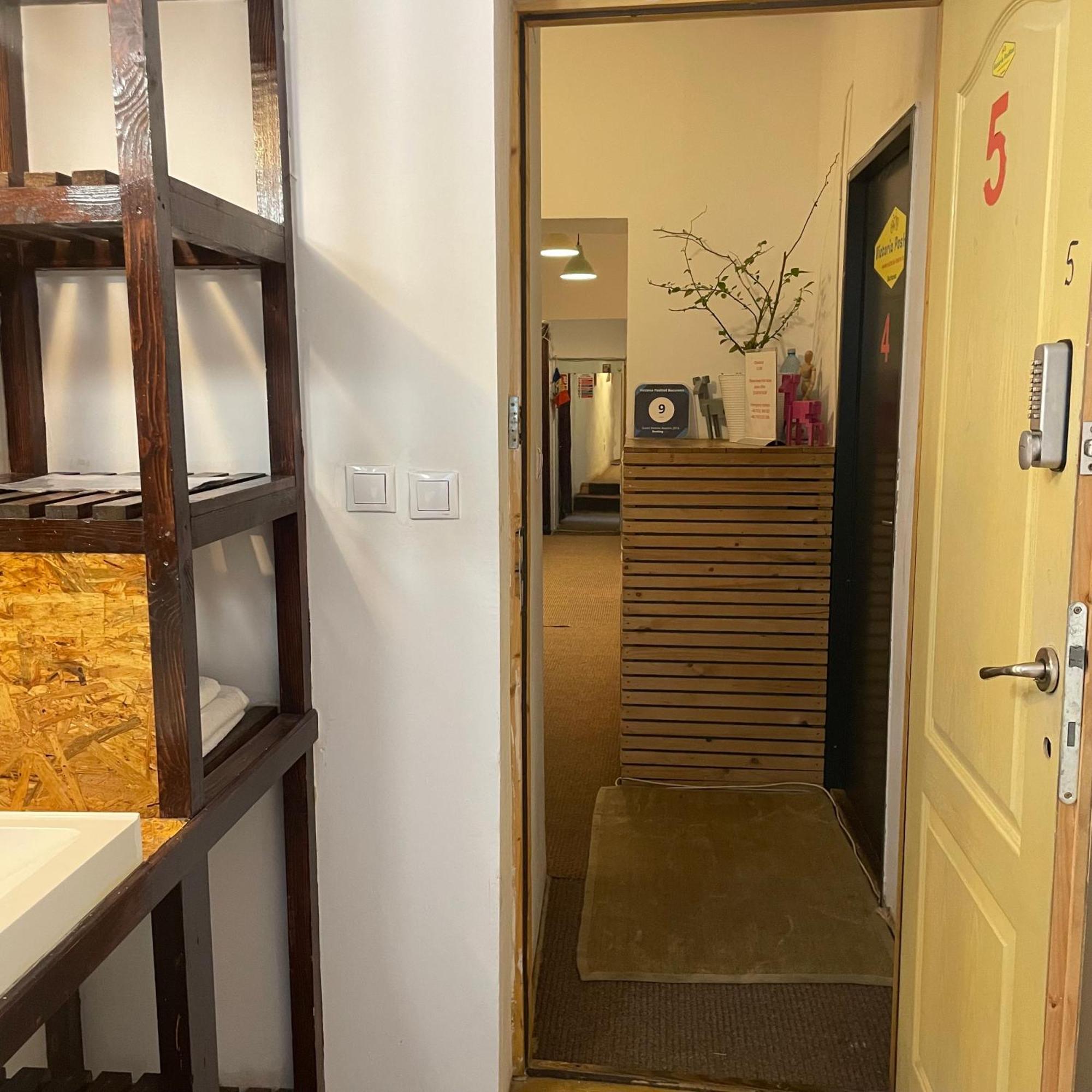 Victoria Poshtel Bucharest Vandrarhem Exteriör bild