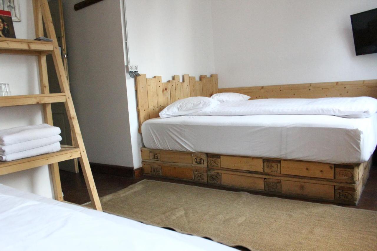 Victoria Poshtel Bucharest Vandrarhem Exteriör bild